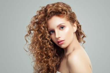 Sevimli kadın yüzü. Uzun sağlıklı dalgalı saç modeli gri arka plan üzerinde olan güzel kadın