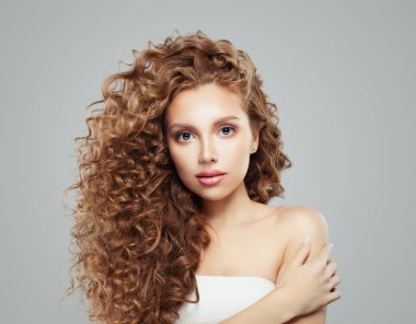 Kadın yüzü. Hoş bir kadınla uzun saç ve gri arka plan üzerinde mükemmel cilt