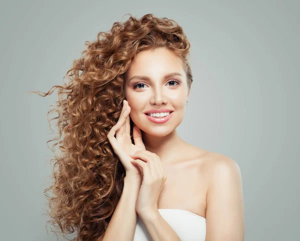 Perfeito Jovem Mulher Com Sorriso Bonito Bonito Rosto Feminino — Fotografia de Stock