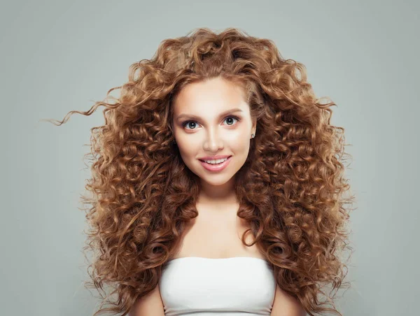 長い健康的な巻き毛を持つ完璧な赤毛の女の子 髪のケアの概念 — ストック写真