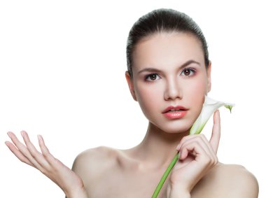 Beyaz arka plan üzerinde izole açık el üzerinde boş kopya alanı gösteren sevimli kadın spa model. Ürün sunumu