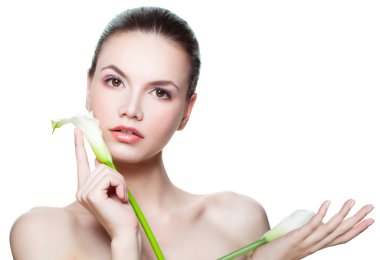 Genç güzel kadın spa modeli beyaz arka plan üzerinde izole. Çiçekli güzel kadın yüzü