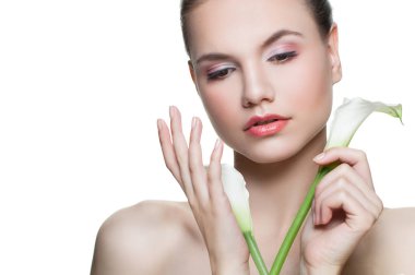 Genç model beyaz çiçekli Beyaz arka plan üzerinde izole. Güzel kadın yüzü ile temiz taze cilt ve ellerinde çiçekler