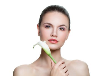 Beyaz arka plan üzerinde izole modeli kadın. Güzel kadın yüzü ile taze cilt ve çiçek temizleyin. Yüz tedavisi ve Cilt Bakımı