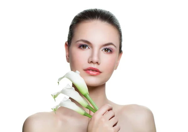 Piękna Kobieta Zdrowej Skóry Pokazujący Trzech Białych Lilii Calla Kwiat — Zdjęcie stockowe