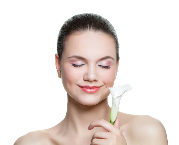 Mujer Sonriente Modelo Spa Sosteniendo Flor Aislada Sobre Fondo Blanco — Foto de Stock