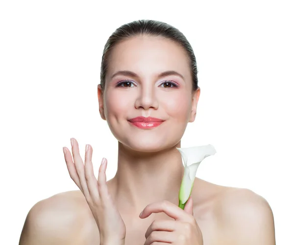 Mujer Bonita Con Flor Blanca Aislada Blanco Tratamiento Facial Cosmetología — Foto de Stock