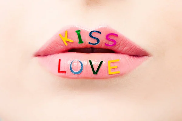 ピンクの唇マクロ クリエイティブで女性の口を占めています バレンタインの日 愛と情熱のコンセプト — ストック写真