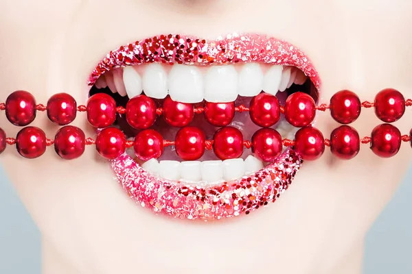 Здоровые Белые Зубы Розовые Губы Красный Жемчуг Зубчатая Улыбка Блестящим — стоковое фото