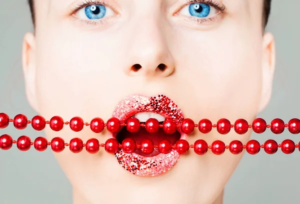 Portrait Créatif Visage Femme Avec Des Lèvres Brillantes Des Perles — Photo