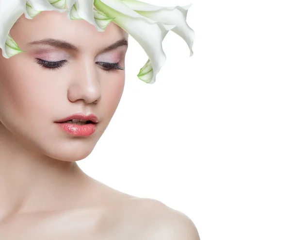 Mulher Primavera Com Flor Branca Isolada Fundo Branco Rosto Bonito — Fotografia de Stock