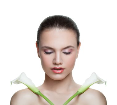 Genç kadın ve beyaz arka plan üzerinde izole çiçek mükemmel. Güzel kadın model yüz closeap. Gözleri kapalı