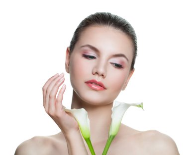 Ferfect yüz. Sevimli kadın beyaz arka plan üzerinde izole çiçek