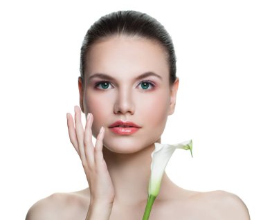 Güzel kadın spa modeli beyaz arka plan üzerinde izole. Genç kadın yüzü. Yüz tedavi, kozmetik, Güzellik, Cilt Bakımı ve spa konsept