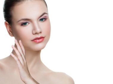 Genç güzellik. Mükemmel bir kadın yüzü beyaz arka plan üzerinde izole