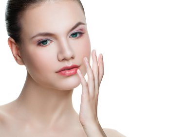 Beyaz arka plan üzerinde izole çekici kadın. Yüz tedavi, kozmetik, Güzellik, Cilt Bakımı ve spa konsept