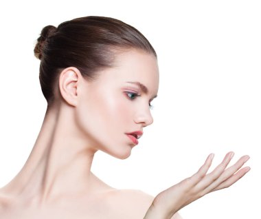 Mükemmel kadını boş kopya alanı üzerinde beyaz arka plan üzerinde izole açık el ile