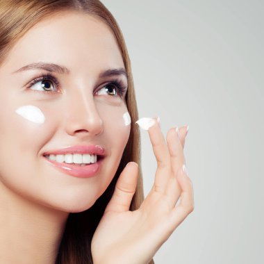 Güzel bir kadın yüzü portre. Sağlıklı cilt nemlendirici krem uygulamak ile mükemmel kız. Cilt Bakımı, güzellik ve yüz tedavi kavramı