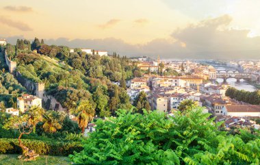 Firenze yerler. Floransa İtalya manzarası cityscape Ponte Vecchio Köprüsü ve Arno Nehri ile. Güneşli Tuscany manzara