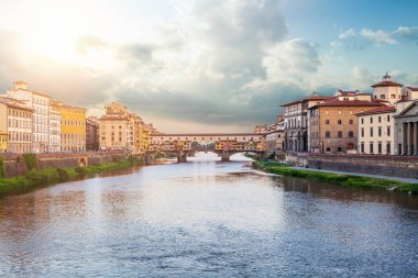 Firenze yerler. Görünüm taş köprü Ponte Vecchio ve Arno Nehri üzerinden Ponte Santa Trinita (Kutsal Trinity Köprüsü) Floransa, Toskana, İtalya 