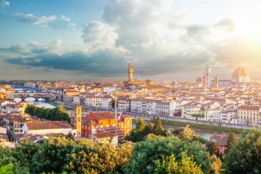 Firenze panorama. Görünüm Floransa İtalya ile Floransa Duomo, Basilica di Santa Maria del Fiore ve Arno Nehri köprüler. 