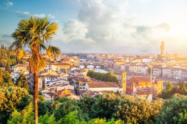 Floransa panorama. Floransa İtalya Signoria ve nehre Arno Ponte Vecchio köprüsünü ile şafak ve cityscape manzarası