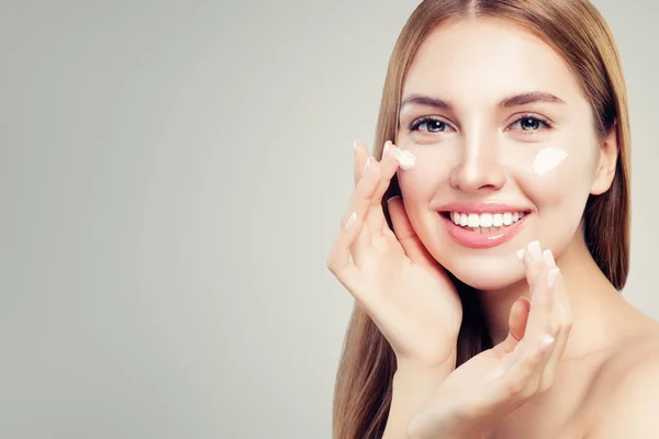 Mooie Vrouw Verlaten Met Een Gezonde Duidelijk Huid Toepassing Hydraterende — Stockfoto