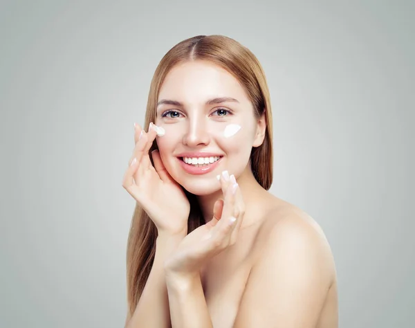 Hermosa Modelo Niña Aplicando Tratamiento Crema Cosmética Cara Blanco Retrato — Foto de Stock