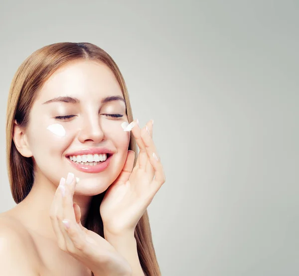 Lachende Vrouw Met Een Gezonde Huid Toepassing Hydraterende Crème Haar — Stockfoto