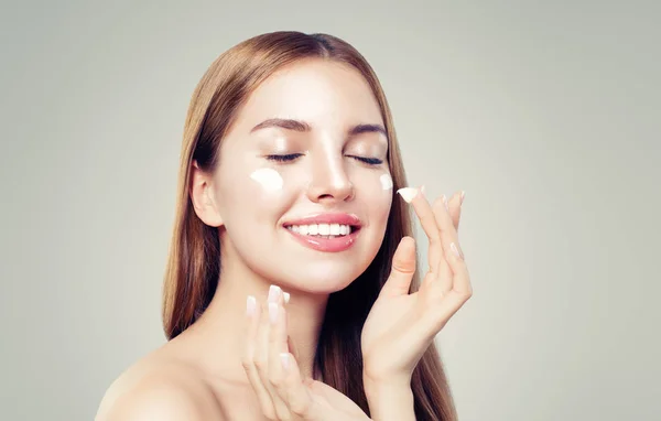 Jonge Vrouw Toepassing Hydraterende Crème Haar Gezonde Huid Perfecte Gezicht — Stockfoto