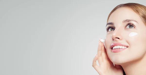 Schönes Frauengesicht Mit Gesunder Haut Niedliches Mädchen Das Feuchtigkeitsspendende Kosmetische — Stockfoto