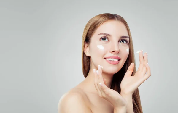 Mujer Joven Feliz Con Piel Sana Aplicando Crema Cosmética Concepto — Foto de Stock