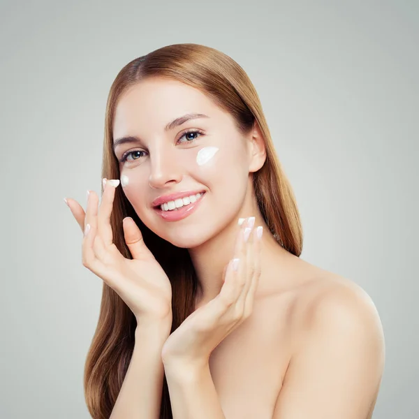 Mujer Linda Aplicación Crema Piel Sana Sonriente Concepto Tratamiento Facial — Foto de Stock