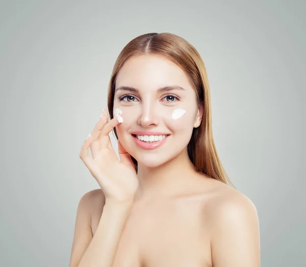 Fröhliches Weibliches Model Das Aging Creme Auf Ihr Gesicht Aufträgt — Stockfoto