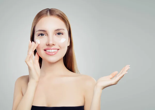 Mujer Joven Aplicando Crema Sobre Piel Sana Mostrando Mano Abierta — Foto de Stock