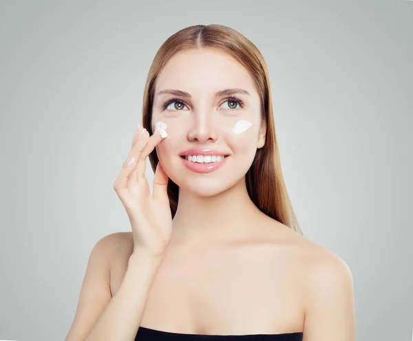Mooie Jonge Vrouw Vrouwelijke Model Cosmetische Crème Behandeling Toe Passen — Stockfoto
