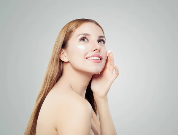 Beauty Hautpflege Schönes Lächelndes Mädchen Das Creme Auf Frische Reine — Stockfoto