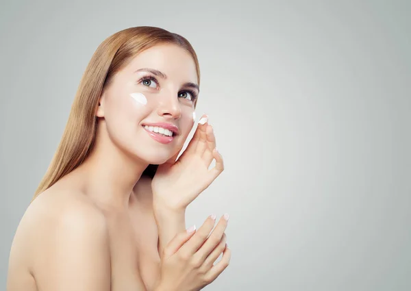 Schöne Modell Frau Anwendung Kosmetischer Creme Behandlung Auf Ihrem Gesicht — Stockfoto