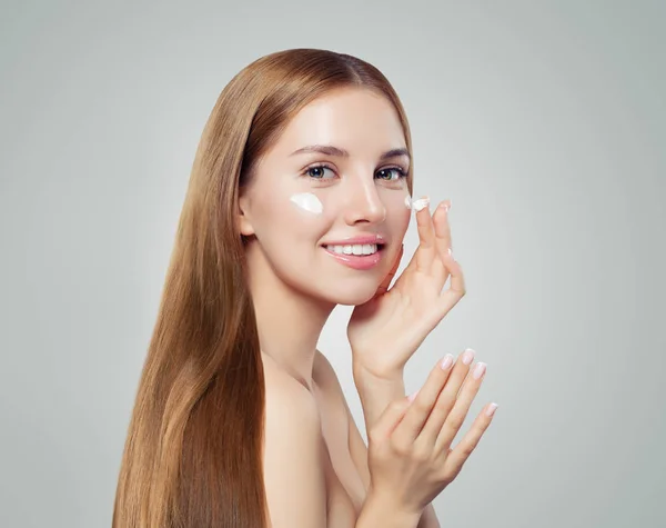 Glückliches Mädchen Das Feuchtigkeitscreme Auf Ihr Gesicht Aufträgt Foto Einer — Stockfoto