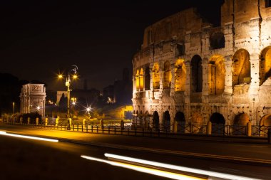 Roma, İtalya Colosseum geceleri. Roma Simgesel Yapı