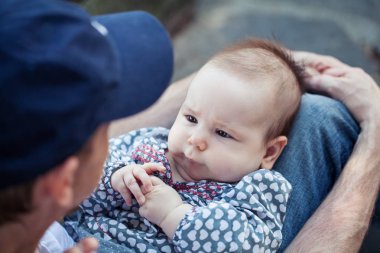Onun küçük kızı bebek kız ile açık konuşan baba