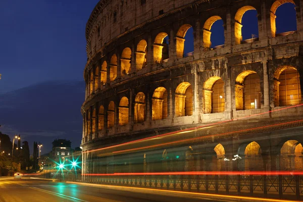 Колизей Ночью Красочными Размытыми Светофорами Рим Италия Римская Достопримечательность — стоковое фото