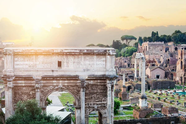 Marmurowy Łuk Triumfalny Septymiusza Sewera Kapitol Forum Romanum Rzym Włochy — Zdjęcie stockowe