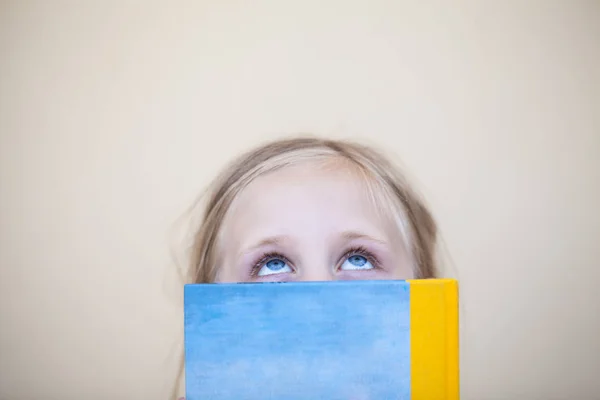 Happy Young Girl Child Book Looking Background Copy Space — Stock Photo, Image