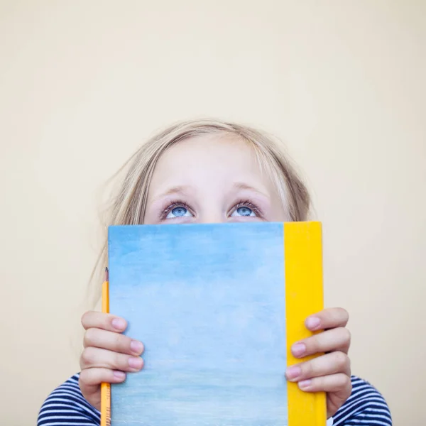 Chica Joven Con Libro Mirando Hacia Arriba Fondo Con Espacio — Foto de Stock