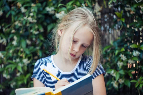 Niña Con Cuaderno Aire Libre Retrato Chica Escribiendo — Foto de Stock