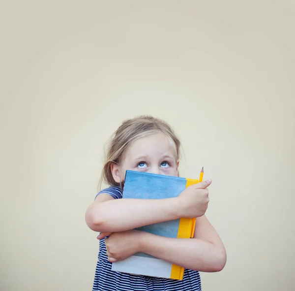 Ragazza Divertente Bambino Con Libro Guardando Alto Sullo Sfondo Con — Foto Stock