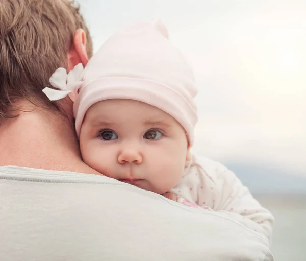 父の肩を屋外 親の介護 安全コンセプトの花とかわいい赤ちゃん女の子の肖像画 — ストック写真