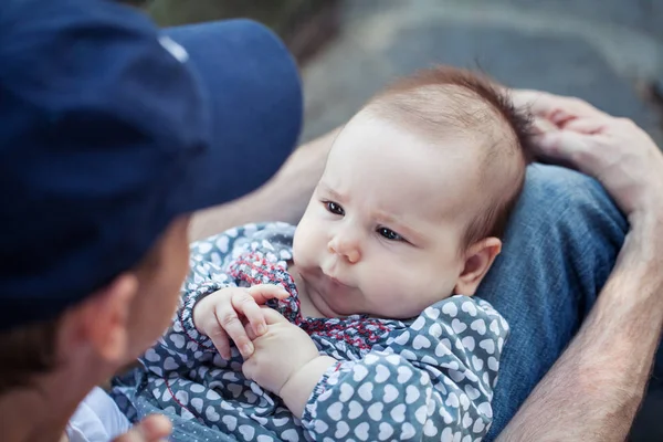 Père Parlant Avec Petite Fille Bébé Fille Plein Air — Photo