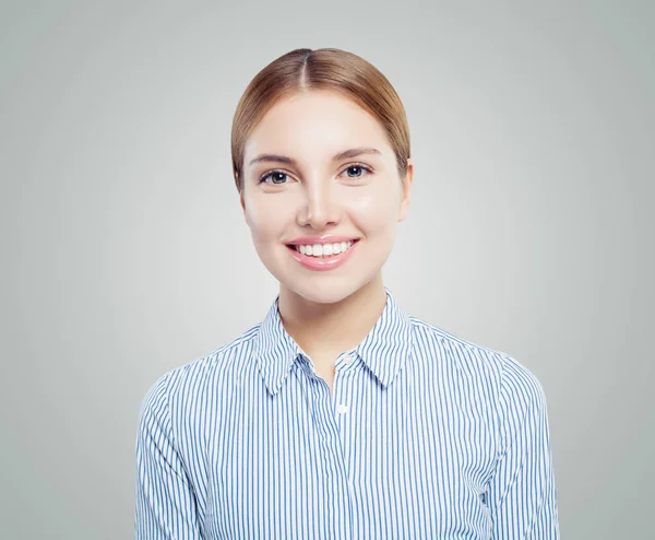 Ευτυχισμένη Γυναίκα Φοιτητής Χαμογελώντας Λευκό Φόντο — Φωτογραφία Αρχείου